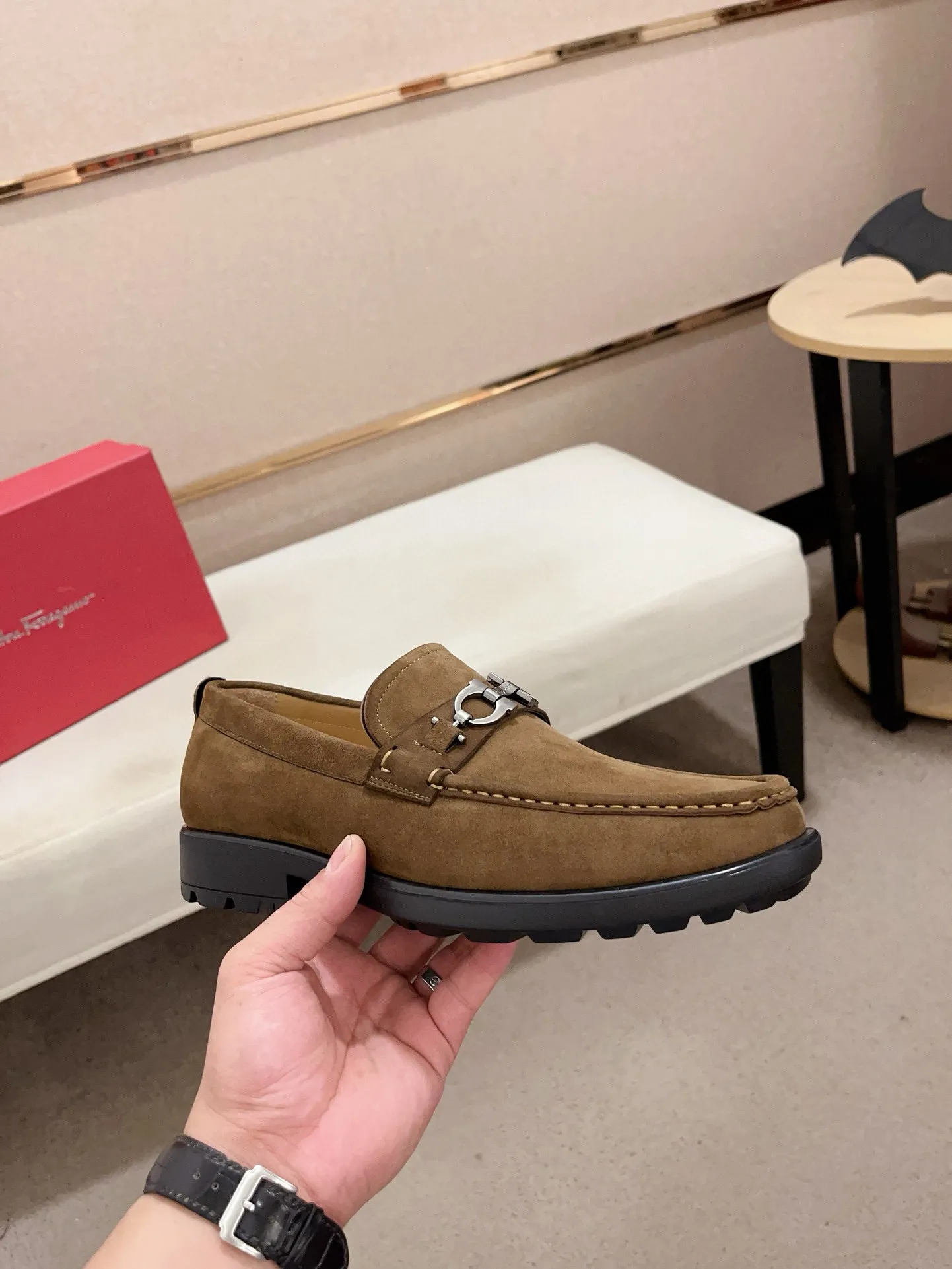 Men's shoes💰: 560💰 High version Ferragamo quality! 🆕🆕Exclusive hot-selling products in stock🔥🔥New products on the shelves, high-quality shoes, high-end driving shoes, with complete packaging! 💪 💪 Material: imported patented cowhide 🐂 + imported high-quality water-dyed cowhide lining + wear-resistant outsole 👍🏻👍🏻 Features: high-end and comfortable, purely handmade 🚀 🚀 Create the perfect shoes that suit you best 🔥 🔥 Size: (38-44) Can be customized 45 non-returnable!